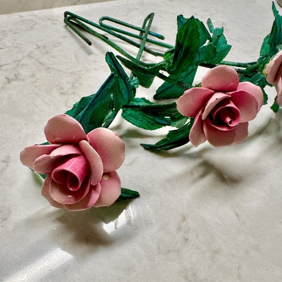 VINTAGE, PORCELAIN ROSES WITH GREEN LEAVES & STEMS. - Picture 6 of 12